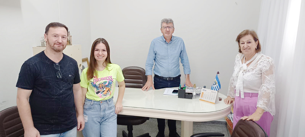 Dupla Arthur e Alessandra apresenta à Prefeitura de Capinzal videoclipe gravado com o cantor Jeferson Moraes, na cidade de Goiânia - GO