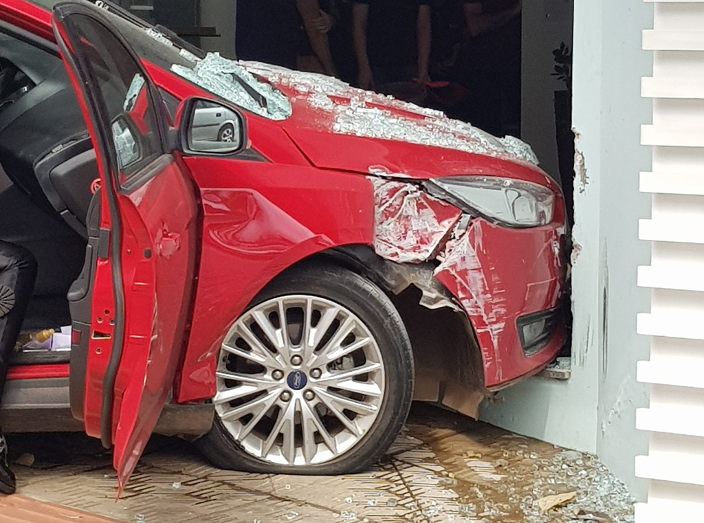 Veículo colide em estabelecimento no centro de São Miguel do Oeste