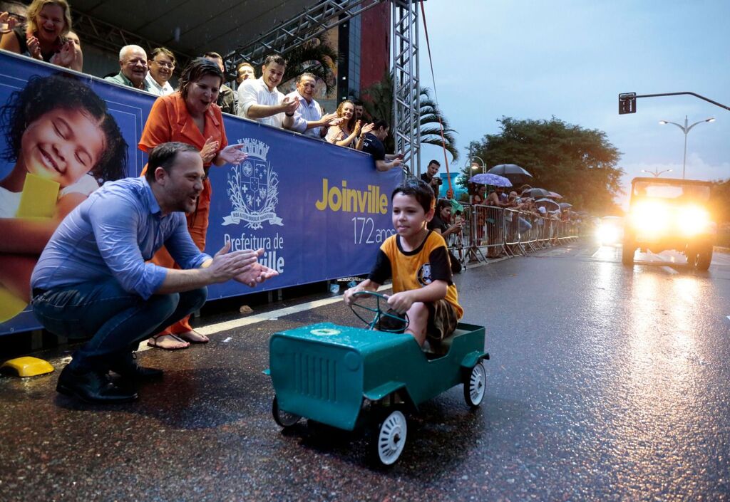 Desfile marca 172 anos de Joinville com a presença de 20 mil pessoas