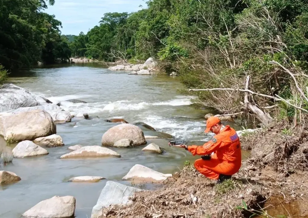  - Buscas são feitas em rio onde criança desapareceu — Foto: Corpo de Bombeiros Militar de SC/Divulgação