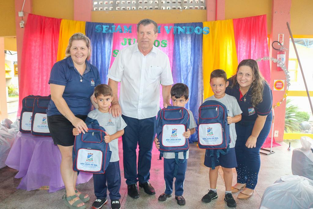 ALUNOS DA REDE MUNICIPAL RECEBEM KIT DE MATERIAL ESCOLAR EM SÃO JOÃO DO SUL