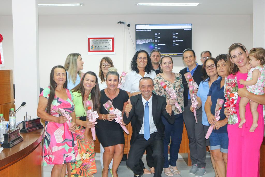 CÂMARA DE VEREADORES DE PASSO DE TORRES FAZ HOMENAGEM AO 
DIA INTERNACIONAL DA MULHER