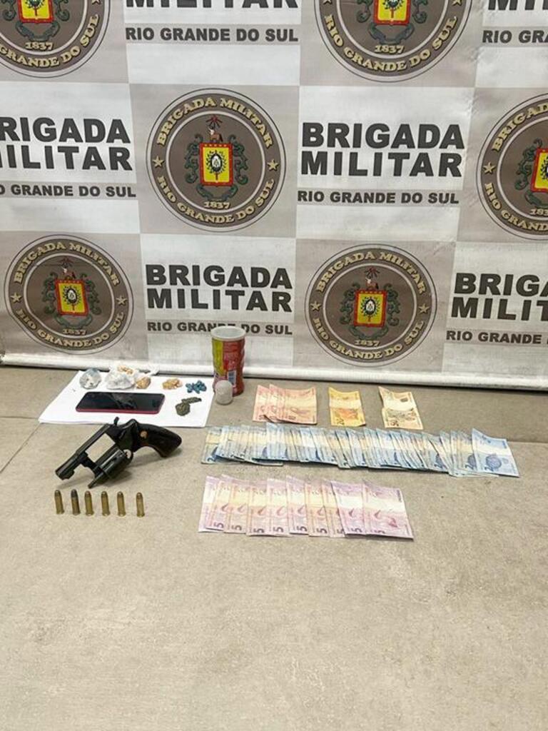 BM PRENDE DUPLA COM FACAS FURTADAS E DROGAS EM TORRES