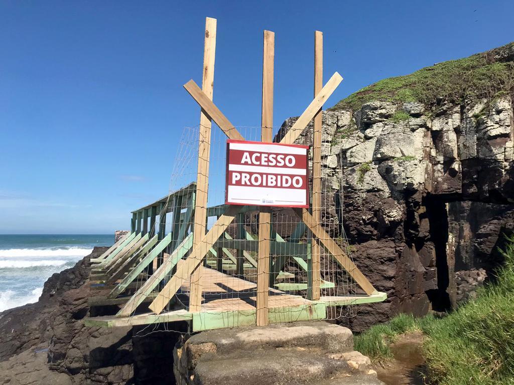 DEFESA CIVIL FAZ BLOQUEIO NO ACESSO DA “SANTINHA” E DA PONTE DE MADEIRA DO MORRO DAS FURNAS EM TORRES