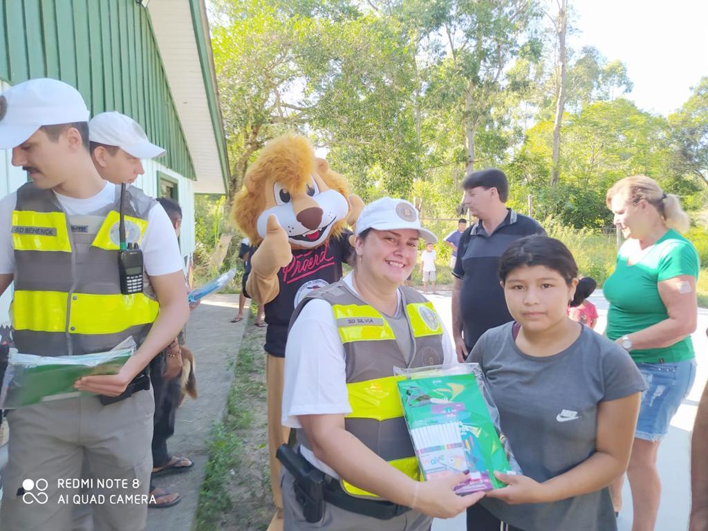 PROERD ENTREGA 75 KITS DE MATERIAL ESCOLAR 
ÀS CRIANÇAS INDÍGENAS DE TORRES
