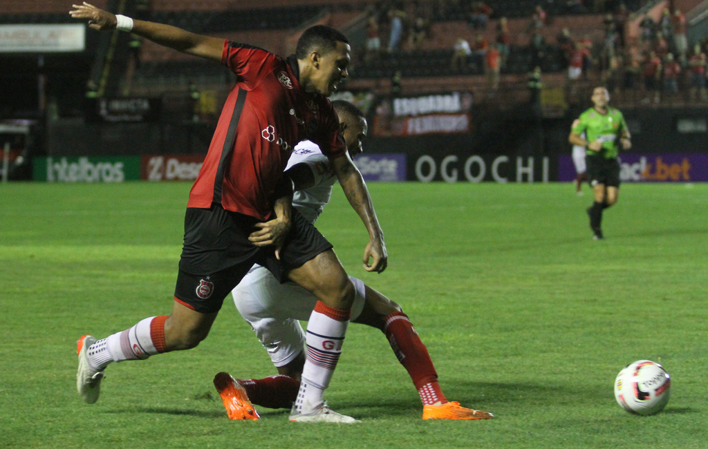 Foto: Jô Folha - DP - Rubro-Negro, do atacante Da Silva (foto), não perde no Alfredo Jaconi desde 2012