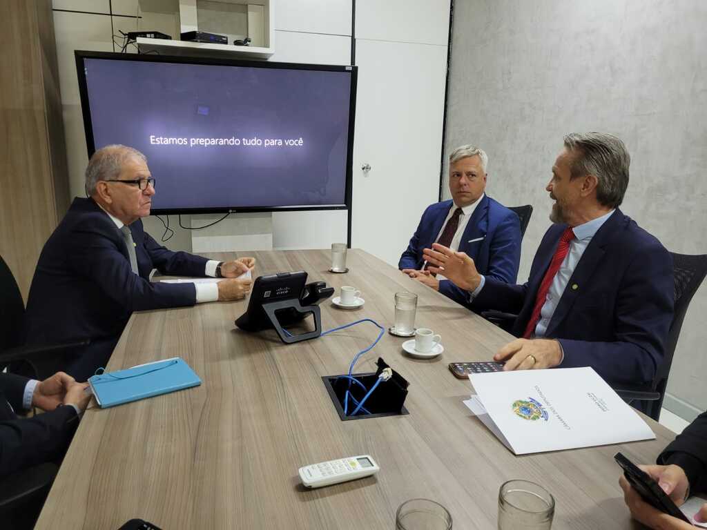  - Deputado catarinense Fabiano da Luz (centro) com o assessor especial da Saúde, Chico D'Ângelo (Esq.) e o deputado federal Pedro Uczai (Dir.).