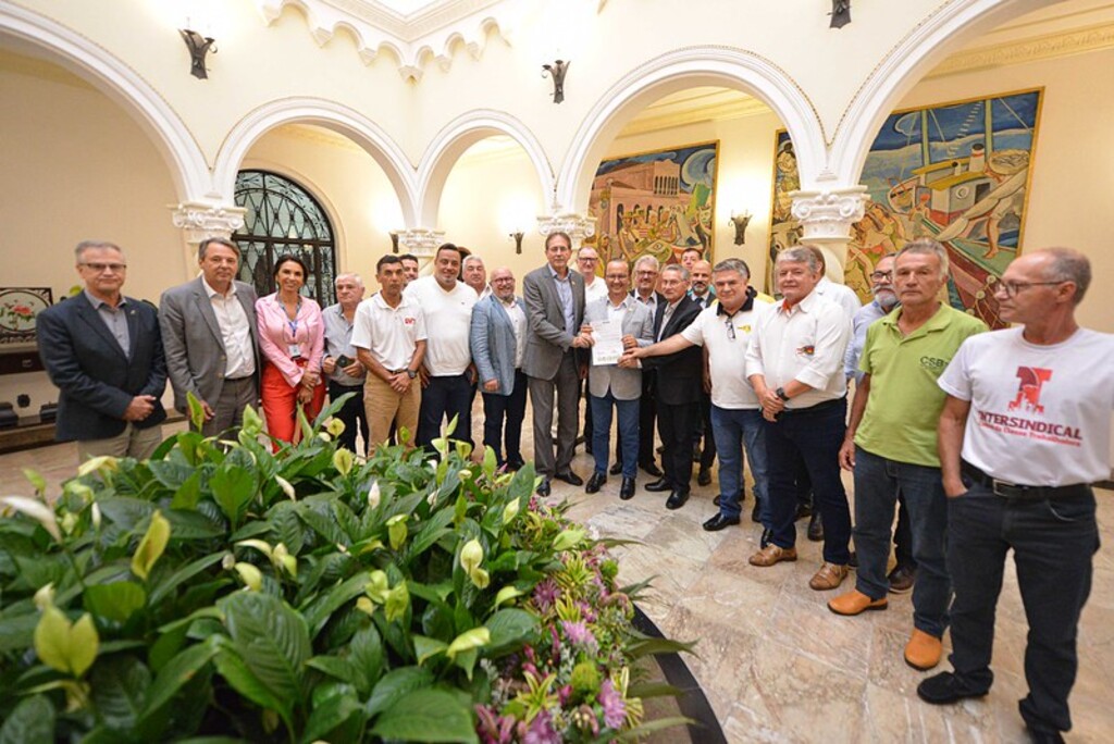 Governador recebe acordo de empregadores e trabalhadores para aumento do piso regional de Santa Catarina