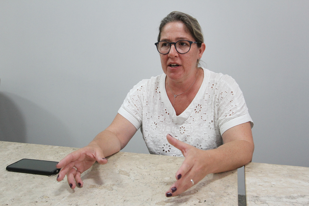 Com 2,7 mil pessoas na fila, secretária diz que avanço depende de dinheiro