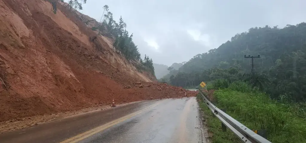  - Deslizamento de terra na BR-280 na Serra de Corupá — Foto: PRF/Divulgação