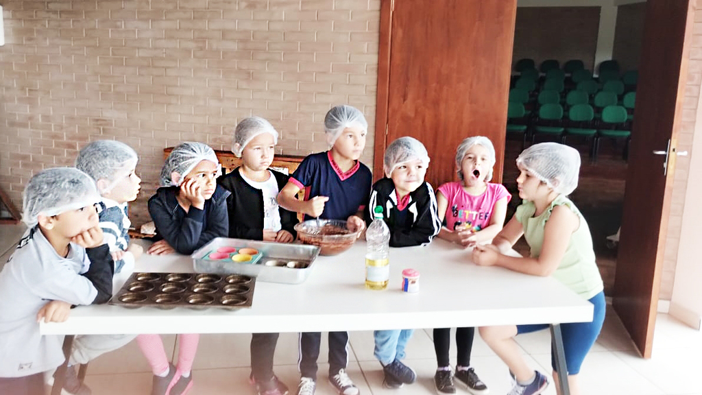 CRIANÇAS SE DIVERTEM EM APRENDIZADO DE RECEITAS SABOROSAS EM AULA DA ESCOLA SOCIOAMBIENTAL