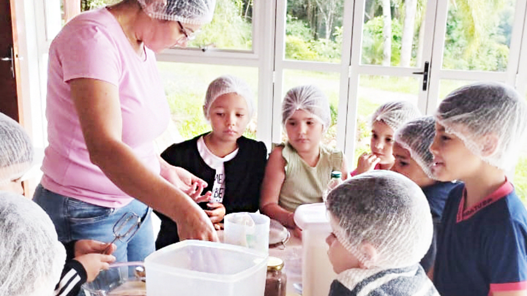 CRIANÇAS SE DIVERTEM EM APRENDIZADO DE RECEITAS SABOROSAS EM AULA DA ESCOLA SOCIOAMBIENTAL