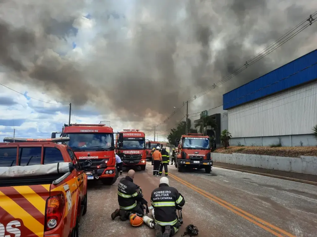  - Corpo de Bombeiros atuam em incêndio em indústria química em Xanxerê (SC) — Foto: Defesa Civil/Divulgação