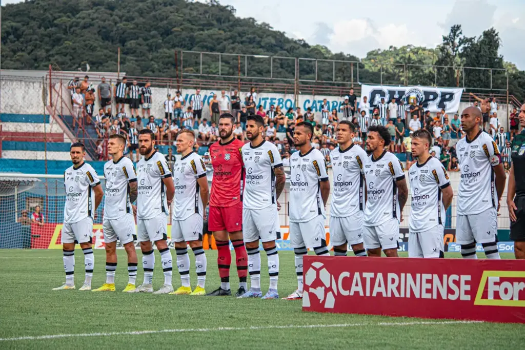  - Figueirense perfilado para o hino no Augusto Bauer — Foto: Patrick Floriani/FFC