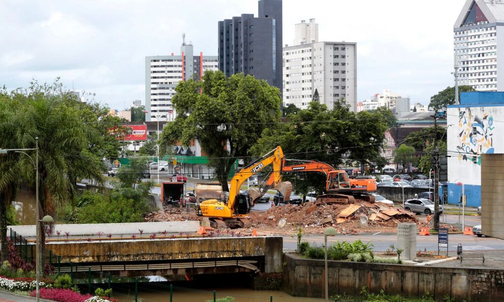 Obra de demolição do Prédio Verde entra na etapa final