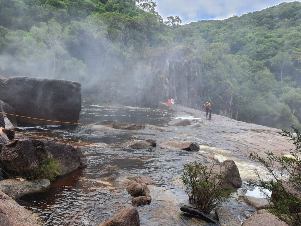 Bombeiros resgatam mãe e filha que caíram em cachoeira na região de Paulo Lopes