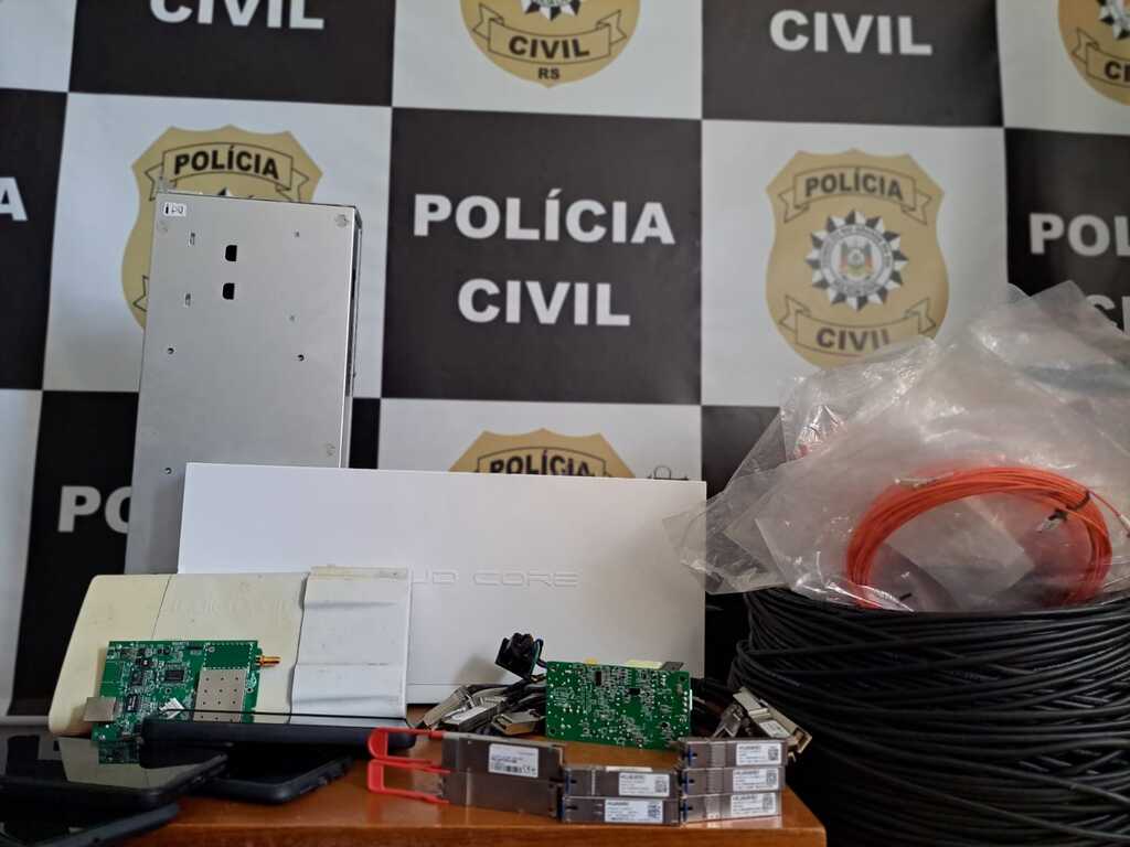 Divulgação - Vários equipamentos foram encontrados durante cumprimento de mandando de busca e apreensão