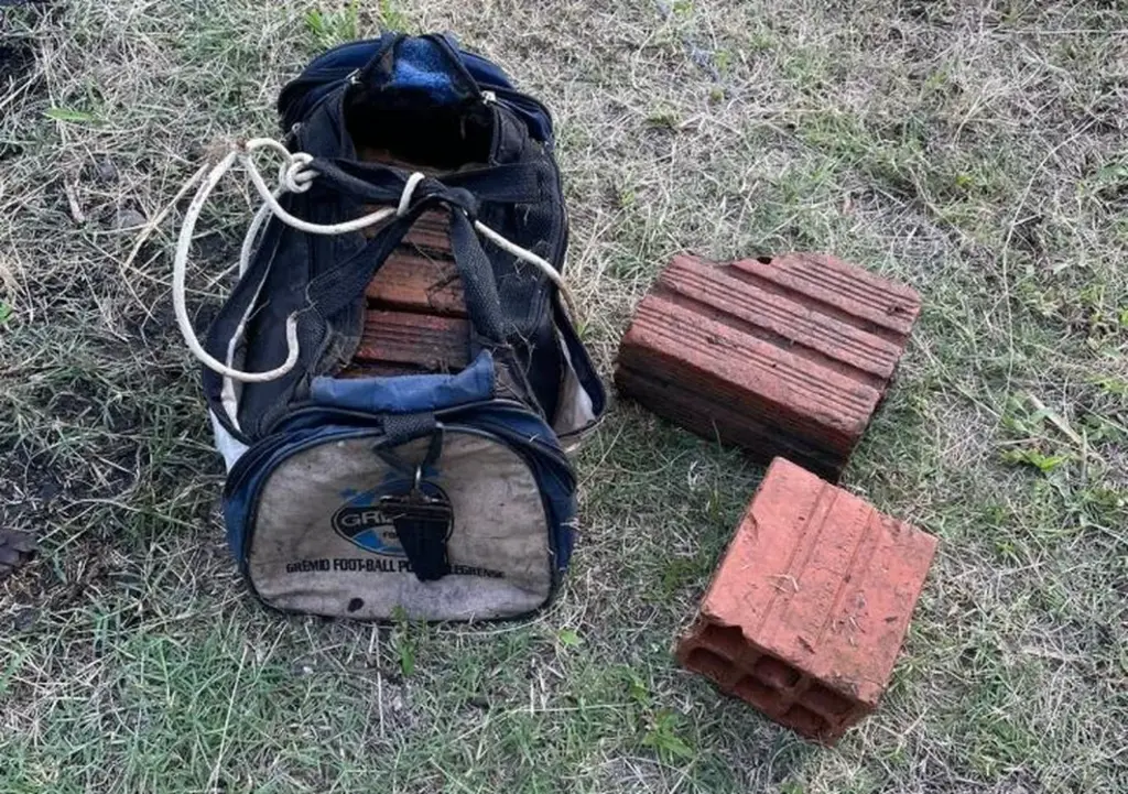  - Bolsa com tijolos encontrada amarrada a corpo em Passo de Torres — Foto: CBMSC/Divulgação