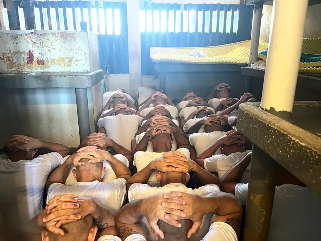 Foto: Acervo do MNPCT, 2022. - Foto tirada durante inspeção do Mecanismo Nacional de Prevenção e Combate à Tortura mostra presos em posição de 'procedimento' em unidade prisional no RN.