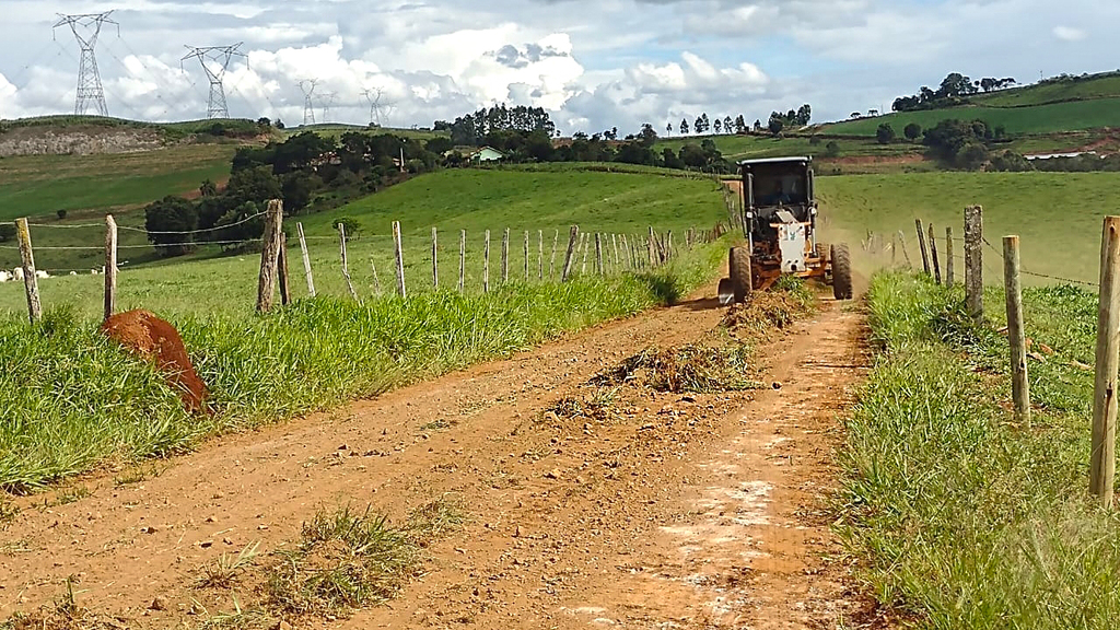 OBRAS INTENSIFICA RECUPERAÇÃO DE ESTRADAS EM PONTOS PRIORITÁRIOS NO INTERIOR DE PIRATUBA