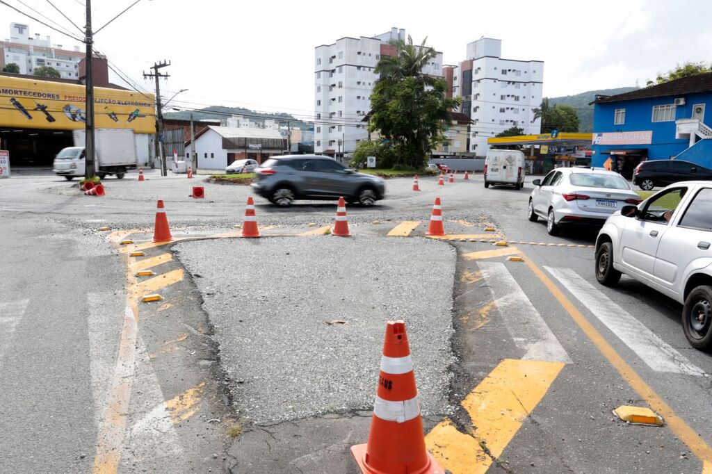 Prefeitura amplia pistas, implanta e interliga ciclofaixas na rotatória do Iririú