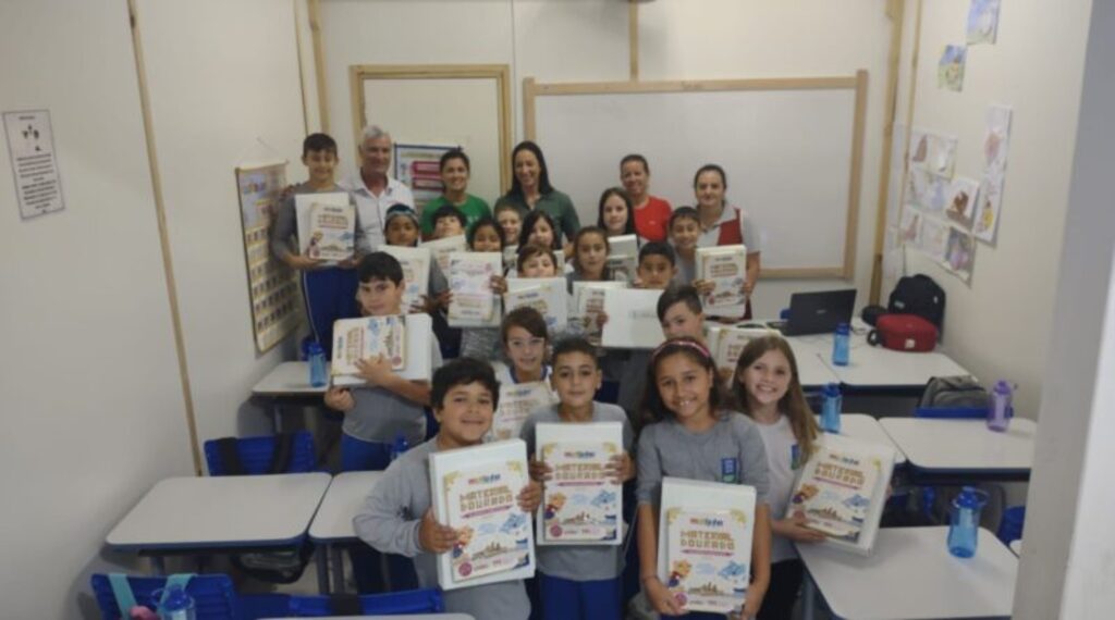 Administração Municipal entrega kits para  alunos e professores da rede municipal de  ensino