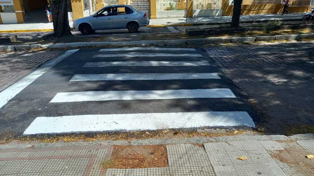 Luciano Madeira - Faixas de pedestres são pintadas na frente de diversas escolas