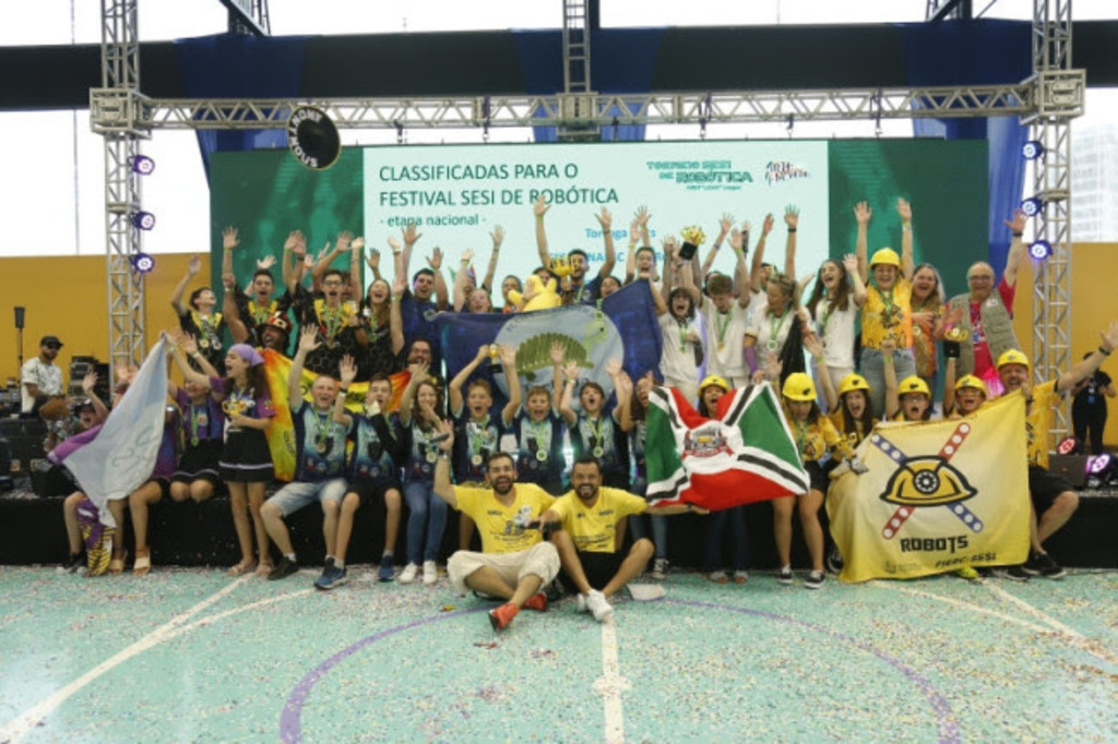 Grazieli Scottini/Fiesc - Estudantes que disputam as competições da FLL se classificaram na etapa regional em Itajaí