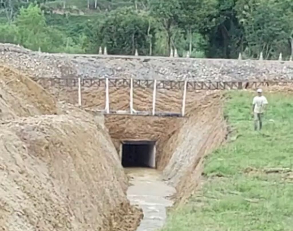 Construção de bueiro na BR-470 em Rodeio