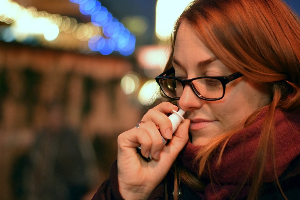 Agência dos EUA autoriza spray nasal de ação rápida para enxaqueca