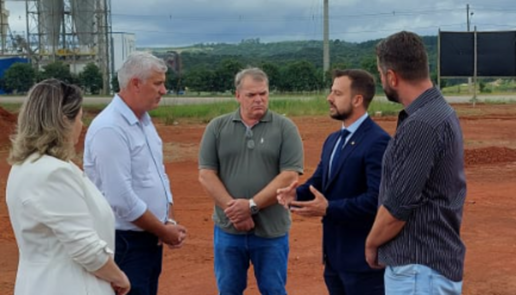 Promotor de Justiça e representantes do poder executivo fazem visita técnica a nova área industrial do município