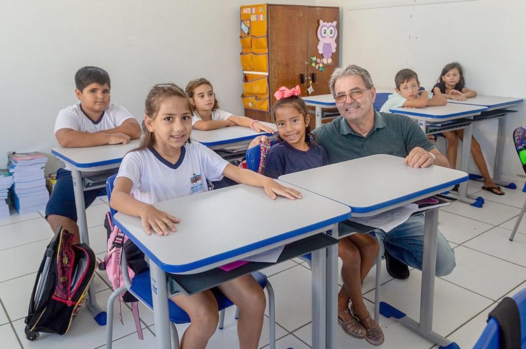 MAIS DE 2.500 ALUNOS SÃO BENEFICIADOS 
COM UNIFORME ESCOLAR EM PASSO DE TORRES