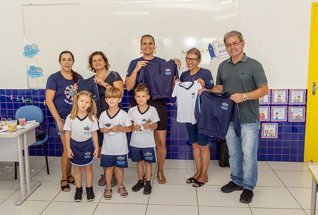 MAIS DE 2.500 ALUNOS SÃO BENEFICIADOS 
COM UNIFORME ESCOLAR EM PASSO DE TORRES