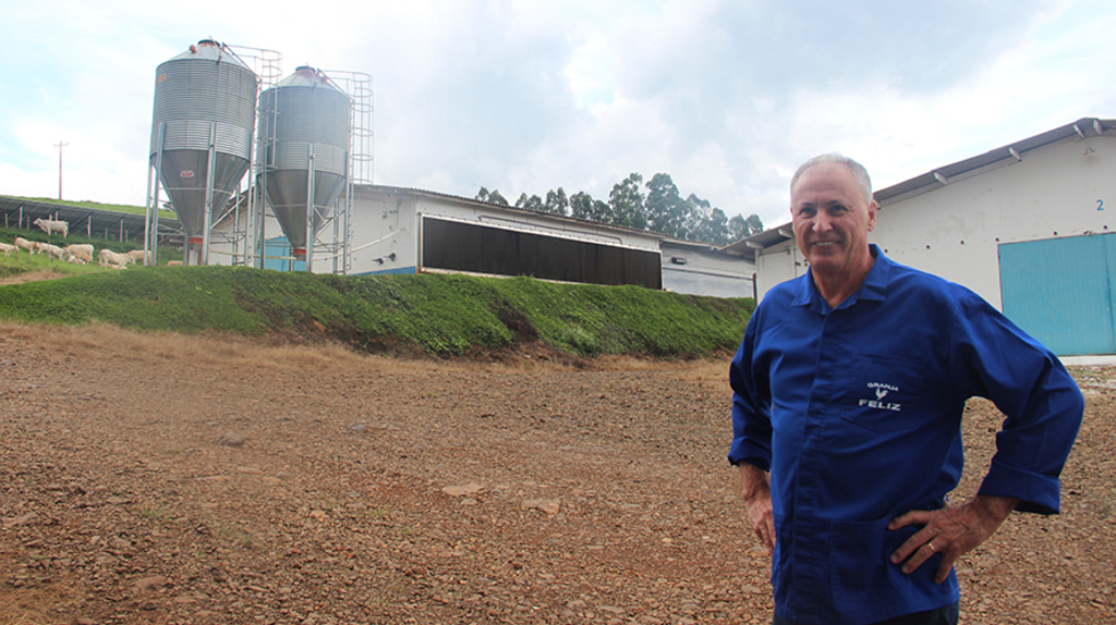  - Mobilização é total para evitar a entrada da gripe aviária no Brasil. Avicultor Neuri Lorenzetti adotou todas as precauções necessárias.