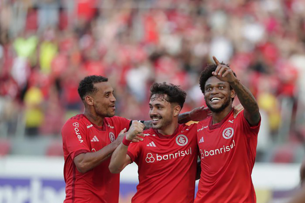  - Alan Patrick (E), Maurício e Luiz Adriano marcaram no último jogo do Internacional