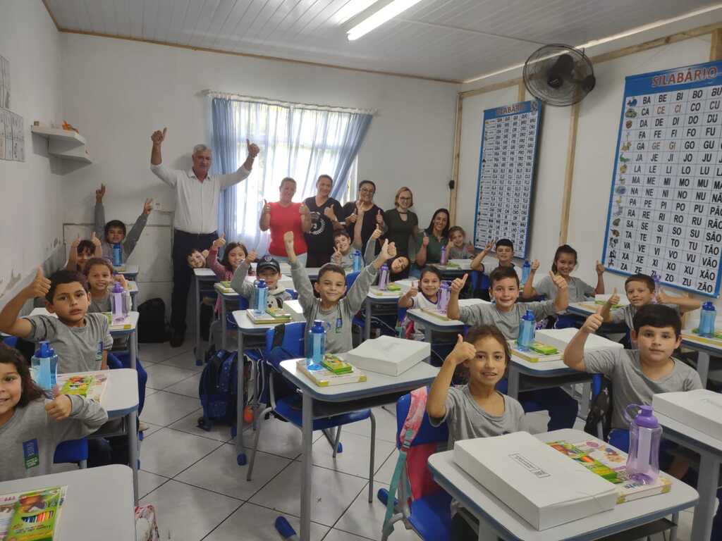 Administração Municipal entrega kits para alunos e professores da rede municipal de ensino