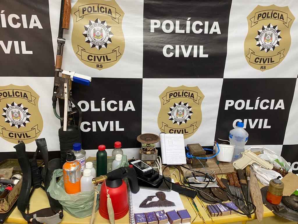 Divulgação - A polícia encontrou ainda quatro celulares, uma arma de paintball de fabricação caseira, armas brancas artesanais, cadernos com anotações químicas e desenhos mórbidos