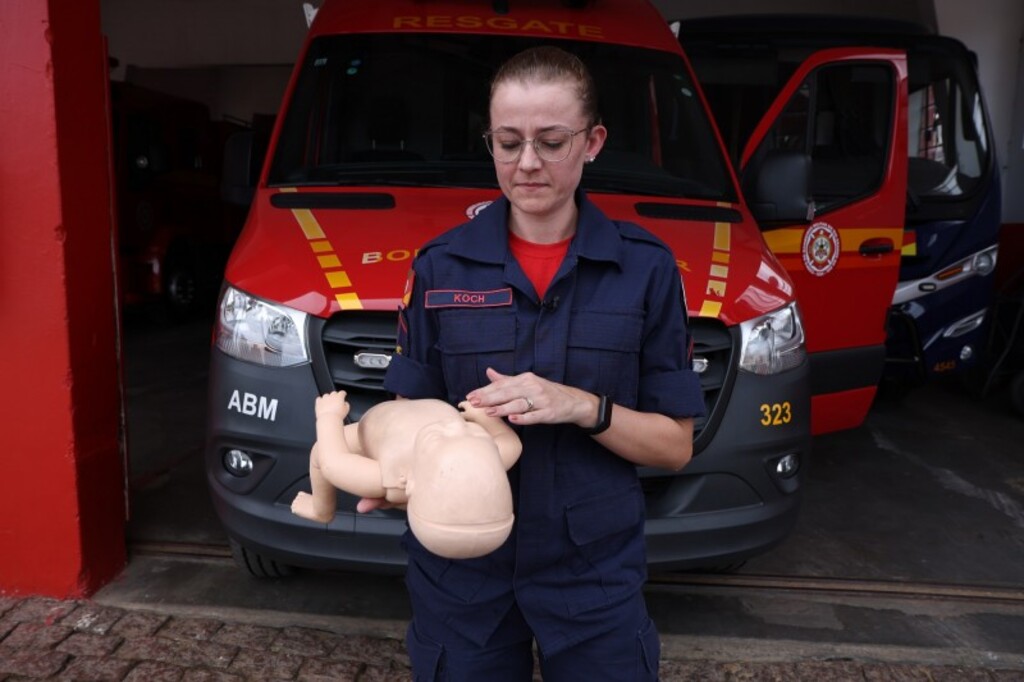 Foto: Luís André/Secom - Bombeiros militares aprendem técnicas de desengasgo fazendo simulações com bonecos