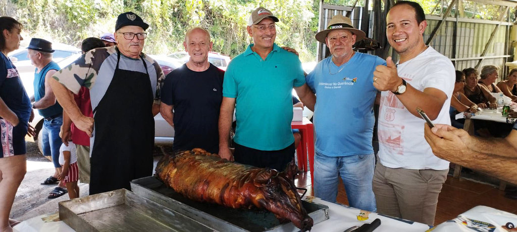 Enio de O TEMPO jornal de fato - Foto legenda: Palinha, Gringo, Gotardo, Dulce e Jairo em mais um almoço e tanto.