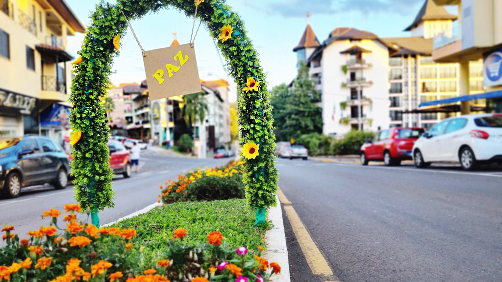 DECORAÇÃO DE PÁSCOA VIRA ATRAÇÃO EM PIRATUBA E INSPIRA PASSEIO TURÍSTICO NA CIDADE DAS TERMAS