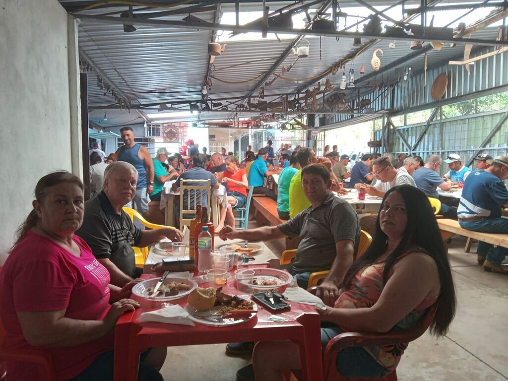 Almoço de tirar o chapéu
Dulce promove mais um evento, sendo o porco à paraguaia preparado e servido por Palinha
