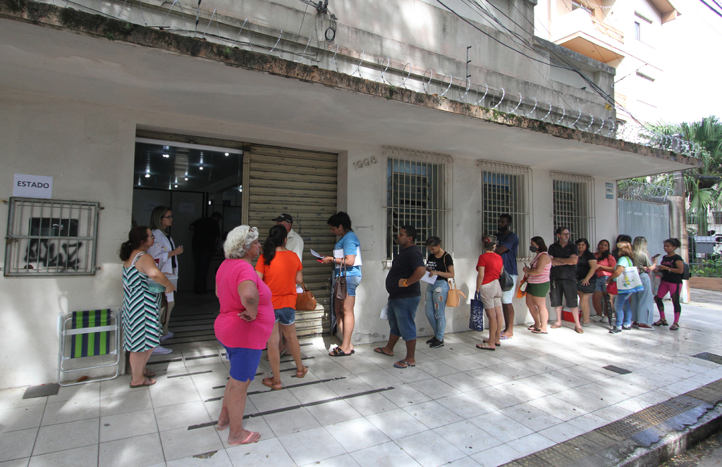 Agendamento online diminui filas na Farmácia Municipal; no Estado a longa espera continua