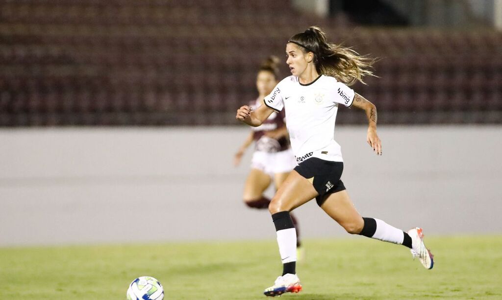 Corinthians bate Ferroviária e assume liderança do Brasileiro Feminino