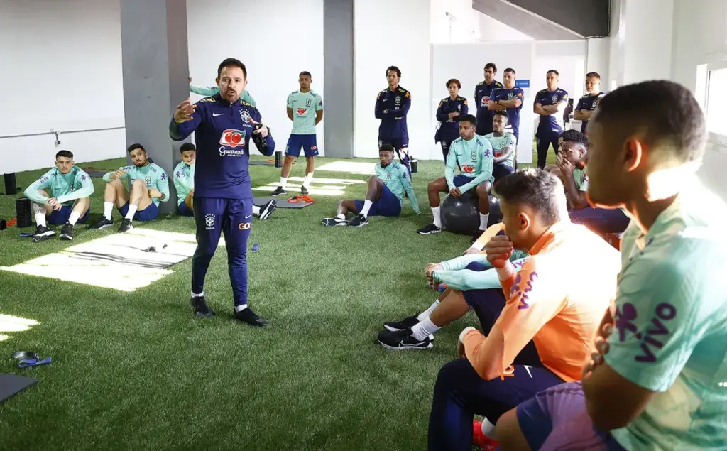  - Técnico Ramon Menezes conversa com jogadores da seleção brasileira — Foto: Rafael Ribeiro / CBF