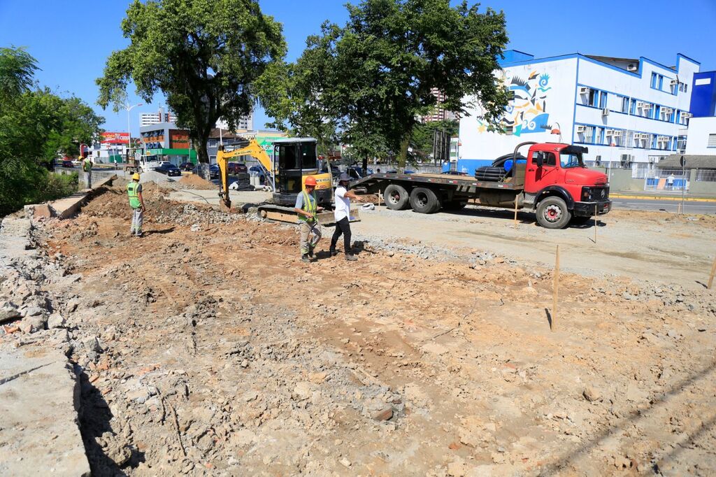 Prefeitura constrói área de convivência na área onde era localizado o Prédio Verde