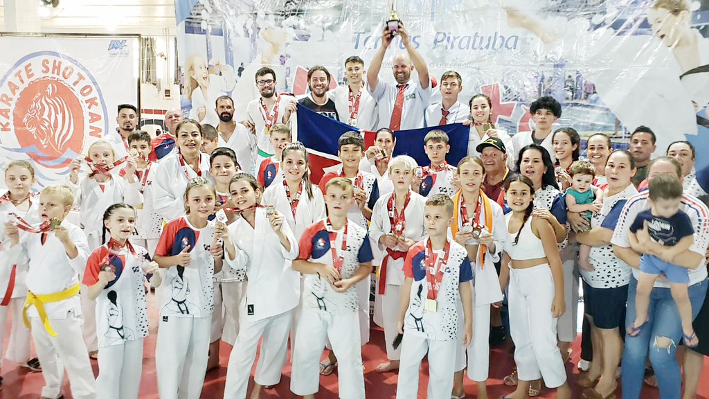 EQUIPE DE PIRATUBA É CAMPEÃ GERAL DA 1ª ETAPA DO CAMPEONATO CATARINENSE DE KARATÊ INTERESTILOS FICK 
Competição aconteceu no fim de semana no Ginásio Municipal de Esportes Pedro Ivo Figueiredo de Campos.