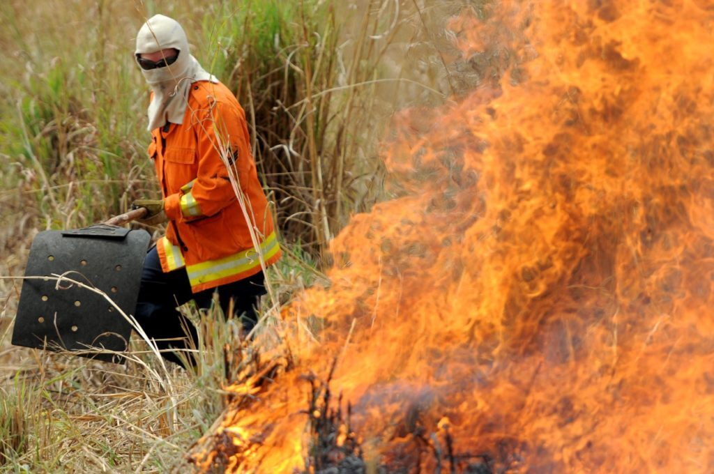 Bombeiros de Imbituba combatem fogo no mato