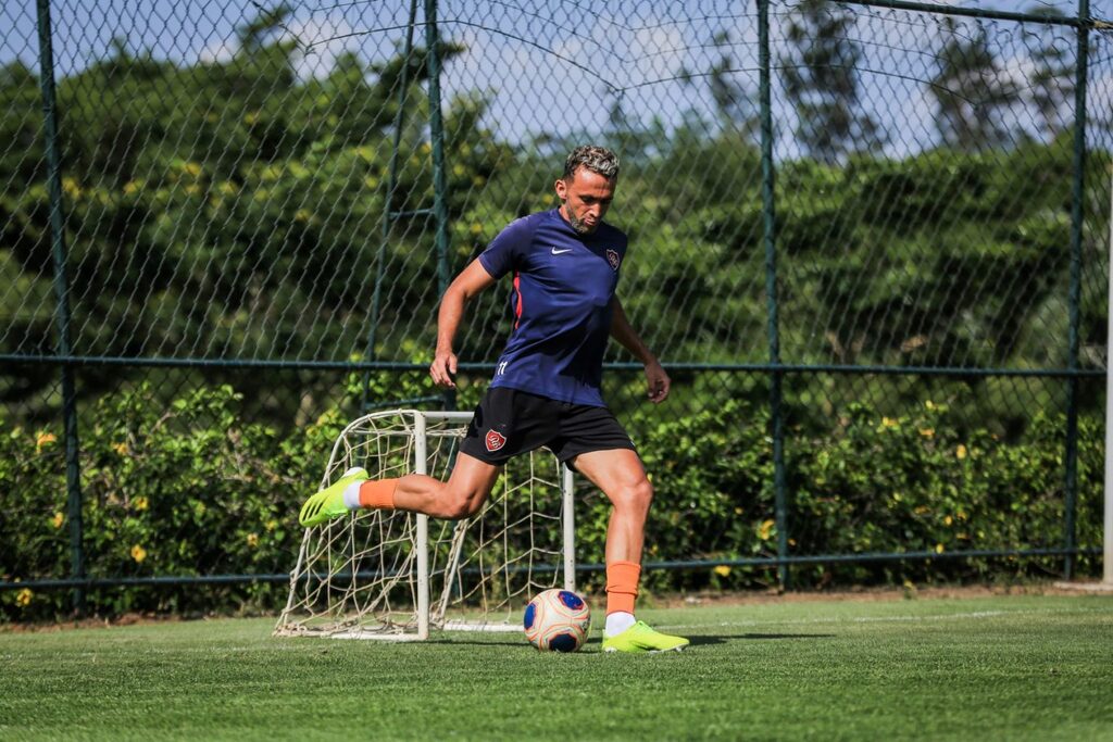 Foto: Divulgação - Desportivo Brasil - Jogador marcou oito gols na temporada pelo Barretos e foi vice-artilheiro da Série A-3 do Paulistão; clube foi rebaixado