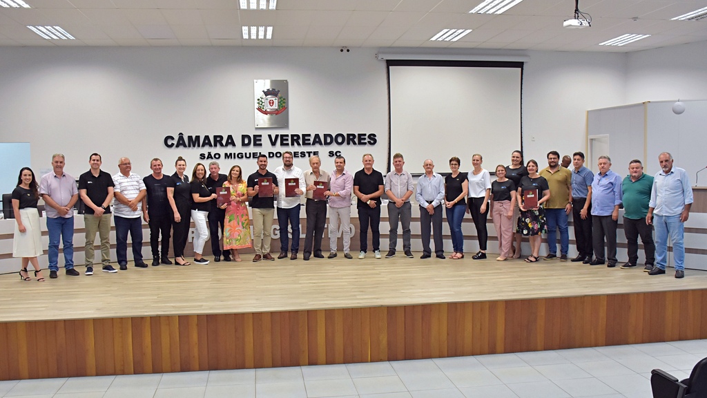 Câmara presta homenagem à CDL pelos 50 anos de fundação