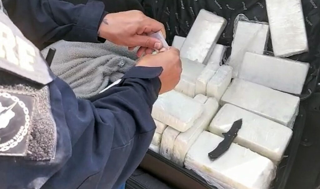 PRF apreende carga milionária de cocaína depois de homem tentar fugir da fiscalização na BR-101 em Itapema